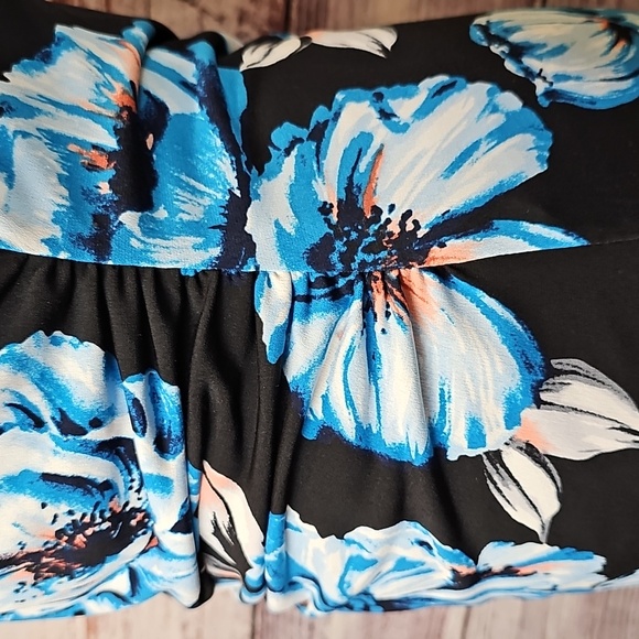 NEW WHBM WHITE HOUSE BLACK MARKET BLACK FLORAL FITTED HALTER TOP - Picture 10 of 16